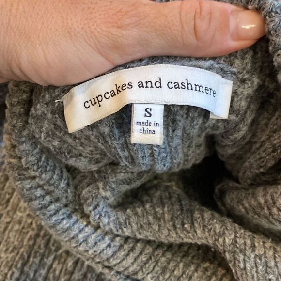 CUPCAKES AND CASHMERE
Rodell Cold Shoulder Sweater In Medium Heather Grey - Picture 5 of 8